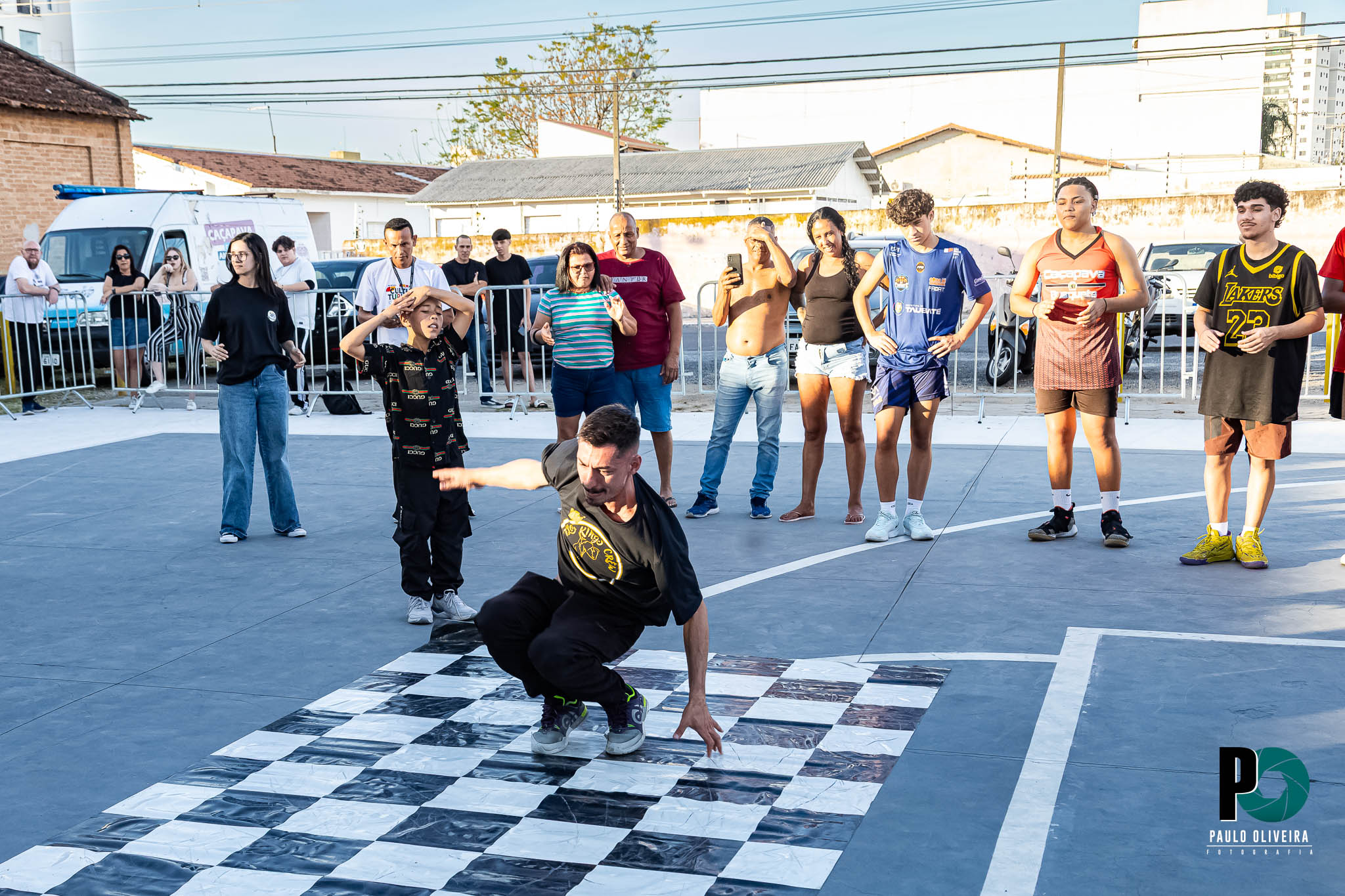 Mas a adrenalina não parou por aí. O Conexão CPV também foi palco de apresentações eletrizantes de Breaking e outras modalidades de dança urbana. Foram realizados três campeonatos regionais que movimentaram a cena da dança de rua: 🥇 3º Campeonato de Breaking Regional 1×1 Adulto Misto 🥇 1º Campeonato de Breaking 1×1 Kids Misto de Caçapava 🥇 1º Campeonato ALL STYLE 1×1 Adulto Misto de Caçapava As batalhas foram intensas e emocionantes, reunindo dançarinos de diversas cidades que mostraram criatividade, técnica e paixão em cada movimento. A pista de dança virou um verdadeiro palco de expressão artística, onde o respeito e a troca entre os participantes foram destaque.