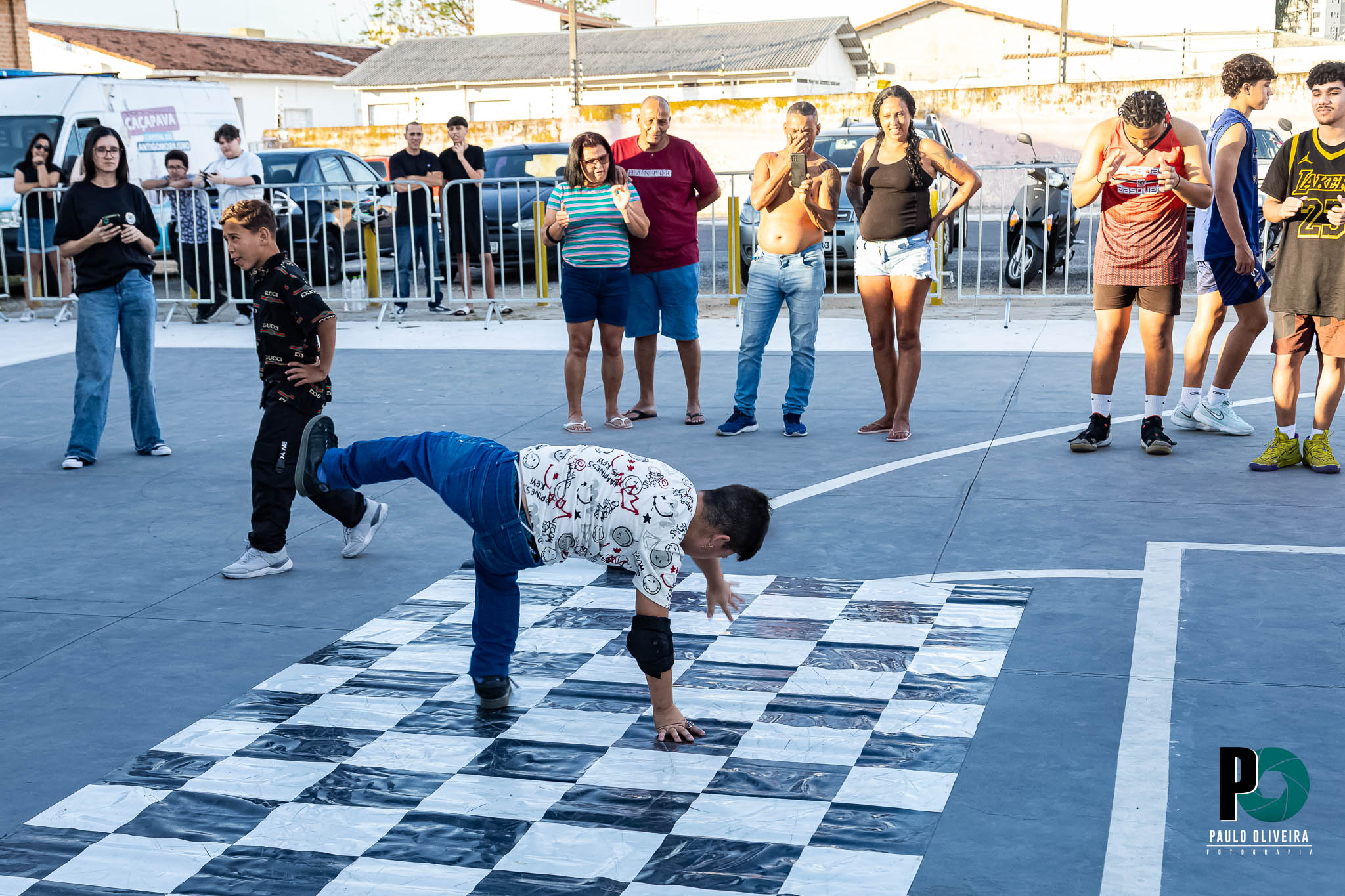 Mas a adrenalina não parou por aí. O Conexão CPV também foi palco de apresentações eletrizantes de Breaking e outras modalidades de dança urbana. Foram realizados três campeonatos regionais que movimentaram a cena da dança de rua: 🥇 3º Campeonato de Breaking Regional 1×1 Adulto Misto 🥇 1º Campeonato de Breaking 1×1 Kids Misto de Caçapava 🥇 1º Campeonato ALL STYLE 1×1 Adulto Misto de Caçapava As batalhas foram intensas e emocionantes, reunindo dançarinos de diversas cidades que mostraram criatividade, técnica e paixão em cada movimento. A pista de dança virou um verdadeiro palco de expressão artística, onde o respeito e a troca entre os participantes foram destaque.