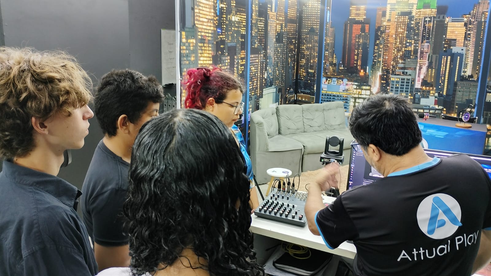 Participantes conhecem a mesa de som e equipamentos de produção audiovisual da TV Attual.